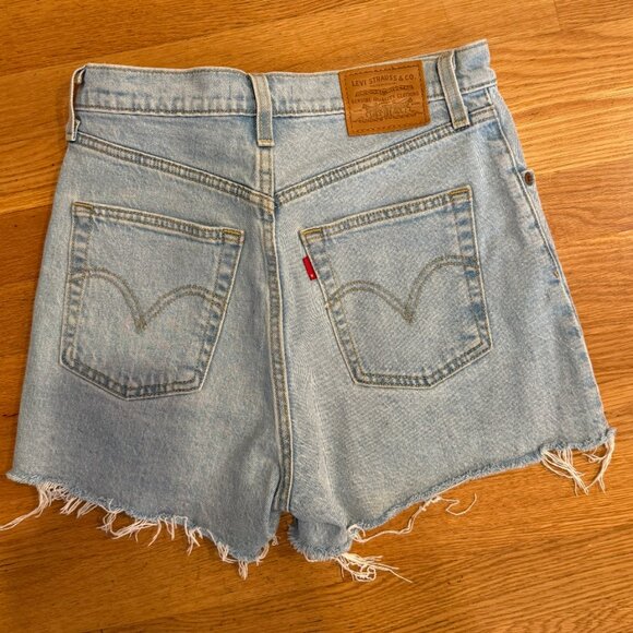 Levi’s Ribcage Denim High Rise Shorts - Size 26 - Picture 2 of 4